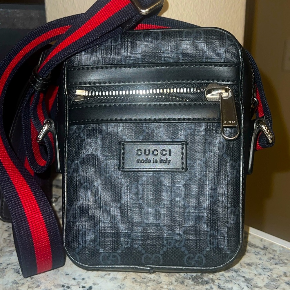 GUCCI: GG BLACK SMALL MESSENGER BAG